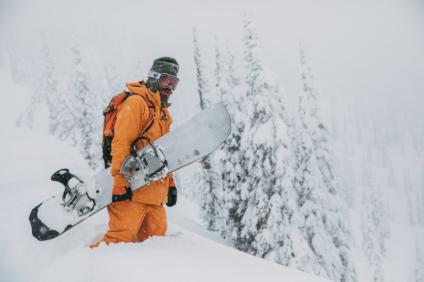 Family Tree Stun Gunで武装したダニー・デービス。獲物を品定め中