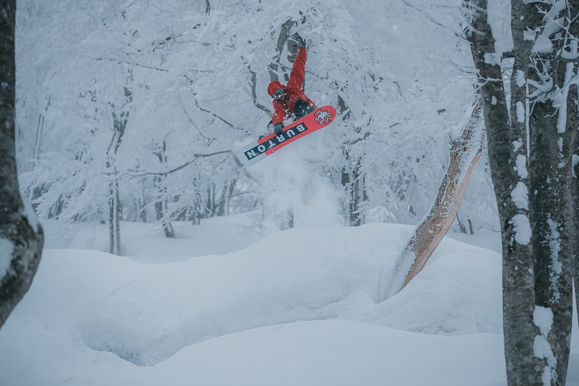 オーストラリアを代表するジバー、ジョイ・カーニーは、パウダーとラーメンを満喫して帰国しました | Photo: Akira Onozuka