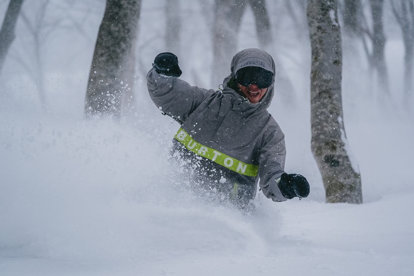 予期せぬパウダーを当てちゃったら、自然と嬉しさが顔に出ますよね。平岡卓だって同じです | Kentaro Matsuda