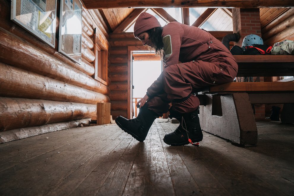 snowboard-boot-sizing-buyers-guide-woman.jpg